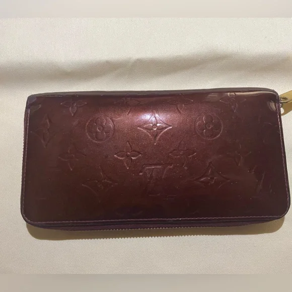 Louis Vuitton Monogram Vernis Zippy Wallet in the color Amarante - Picture 2 of 11